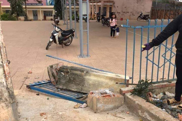 Thương tâm: Cổng trường đổ sập đè chết một học sinh lớp 4
