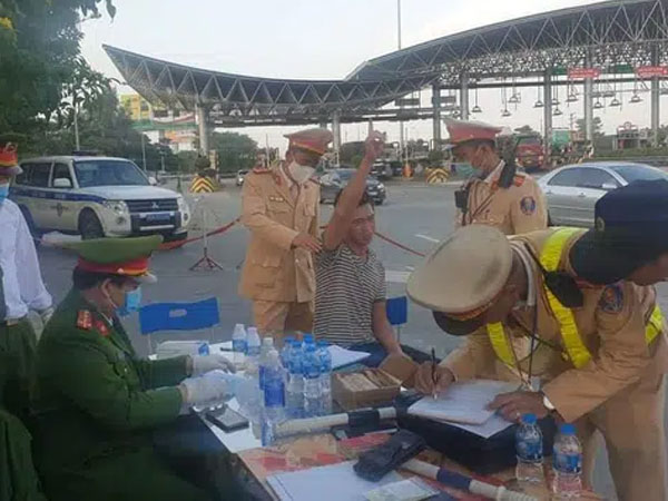 Bị CSGT phát hiện dương tính với ma túy, tài xế xe tải khóc lóc nói bị bạn bè 'hãm hại'