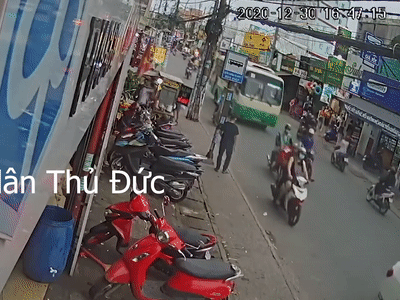Rùng mình khoảnh khắc nam thanh niên bất ngờ lao đầu vào bánh sau xe buýt tử vong thương tâm tại TP.HCM