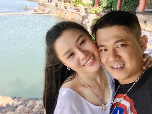 1 ngày trước lễ viếng, bà xã Vân Quang Long viết tâm thư gửi chồng: 'Helen nhớ ba em biết phải gọi cho ai bây giờ?'