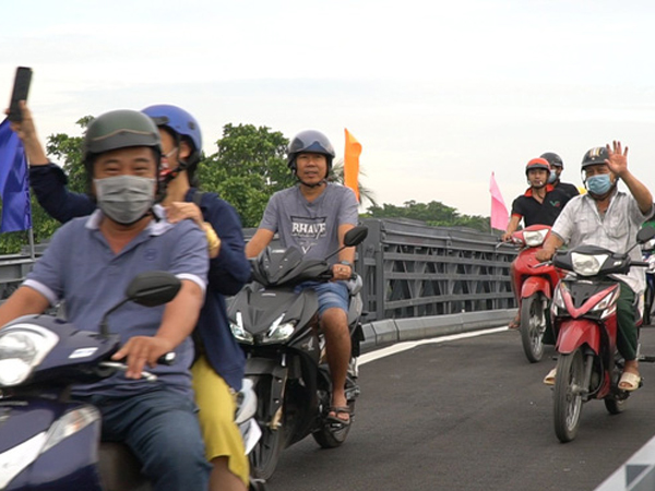 Video: Chính thức thông xe cầu An Phú Đông, người Sài Gòn phấn khởi ra check in, chụp hình