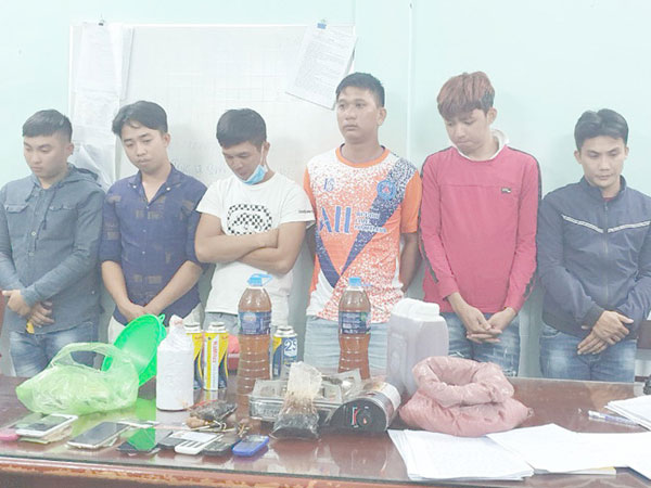 Sốc với nhóm 'chuyên gia' sản xuất mật ong từ đường cát và chất tạo mùi