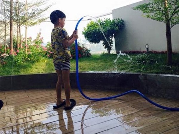 Cậu bé đứng tưới cây 'sương sương' nhưng lại nhận cơn mưa lời khen: Danh tính của bố mẹ quá khủng, hé lộ cách dạy dỗ tuyệt vời