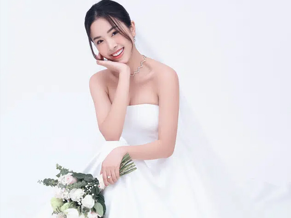 Á hậu Thúy An chính thức tung ảnh cưới đẹp như mơ cùng chồng tiến sĩ, công bố ngày lên xe hoa