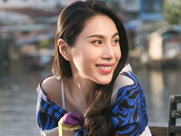 Thủy Tiên bị chỉ trích 'vô duyên, dở hơi' vì hành động này khi đi uống cafe
