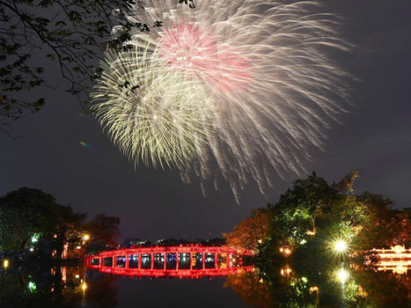 Chi 20 triệu đồng đặt chỗ xem pháo hoa Tết Dương lịch, có gì đặc biệt mà đắt phát 'sốt'?