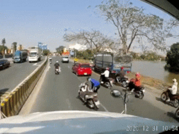 Video: Lao ra trước đầu container ăn vạ, người đàn ông bị nam thanh niên lôi xềnh xệch vào lề đường