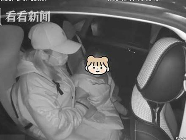 Bé gái lang thang giữa phố thị sầm uất cuối năm, đằng sau đó là câu chuyện ấm lòng của đứa bé sống xa bố mẹ lâu ngày