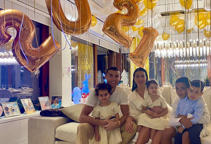 Sao bóng đá đón năm mới 2021: Mong ước của Ronaldo, màn khoe 12 danh hiệu trong năm trên giường ngủ của cầu thủ hay nhất thế giới