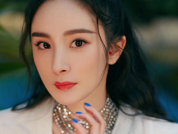 Dàn sao Hoa ngữ đổ bộ sự kiện countdown cuối năm: Dương Mịch đẹp như nữ thần, Angelababy - Huỳnh Hiểu Minh 'né nhau' sau tin đồn ly hôn