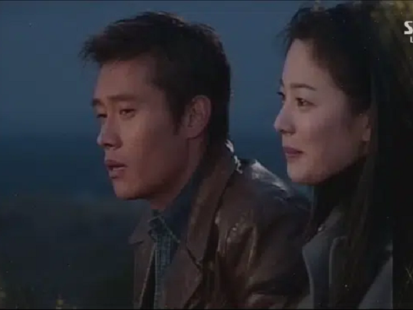 Song Hye Kyo - Lee Byung Hun gây náo loạn lễ trao giải cuối năm nhờ màn xuất hiện chớp nhoáng khiến fan xúc động