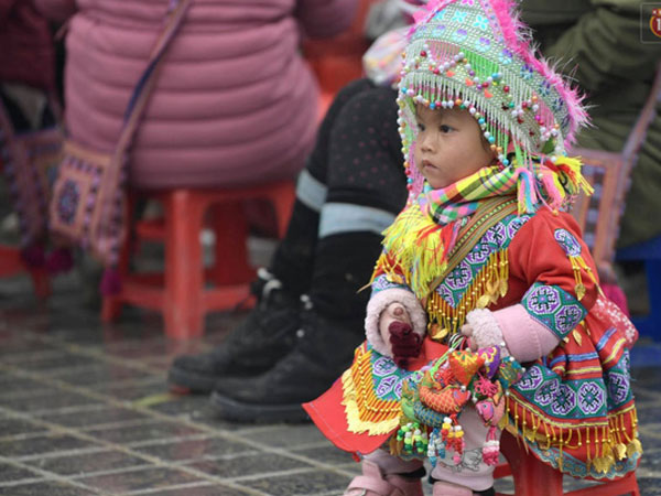 Sa Pa kêu gọi du khách không ủng hộ trẻ em bán đồ, chèo kéo khách