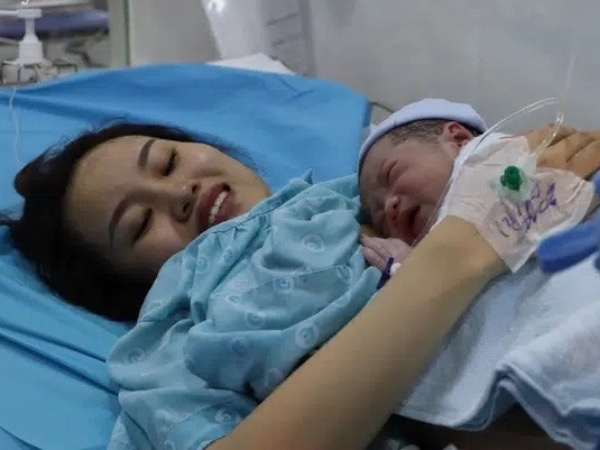 2 bé trai sinh đúng thời khắc giao thừa, trở thành những công dân đầu tiên của TP.HCM trong năm mới 2021