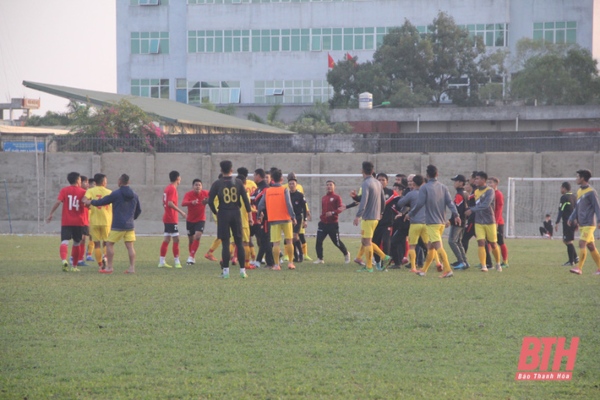 Hai CLB V.League lao vào xô xát dù chỉ đá giao hữu, HLV châu Âu thốt lên lời ngán ngẩm