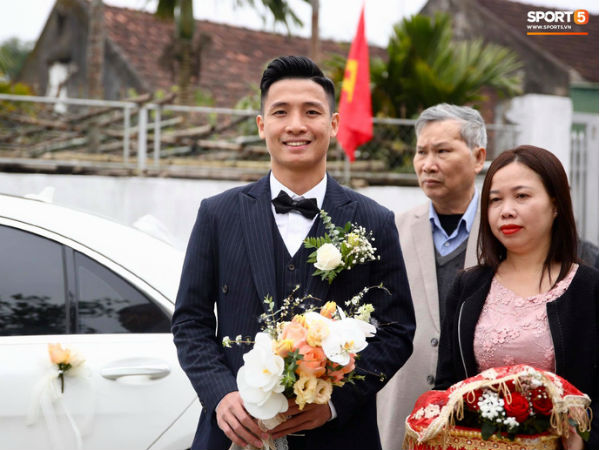 Bùi Tiến Dũng diện suit bảnh bao trong ngày trọng đại, tự lái xế hộp giá 4 tỷ đến đón nàng về dinh