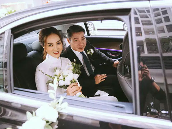 Lễ ăn hỏi ấm cúng của NSND Công Lý và cô dâu kém 15 tuổi: Cô dâu thay áo dài trắng theo chú rể về nhà chồng
