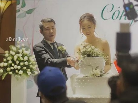 Lễ cưới của NSND Công Lý cùng bạn gái kém 15 tuổi: Cô dâu - chú rể tươi cười rạng rỡ cùng nhau cắt bánh cưới