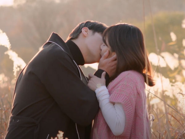 Hoàng Yến Chibi hôn ngọt ngào 'nam thần' Hàn Quốc Sung Hoon