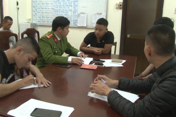 Nhóm thanh thiếu niên liều lĩnh đốt pháo giữa trung tâm TP Huế