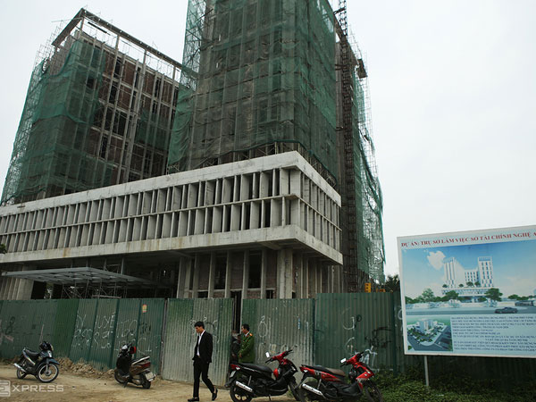 Rơi thang thi công, 11 công nhân gặp nạn