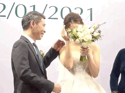 Clip: Vợ trẻ kém 15 tuổi của NS Công Lý che mặt ngượng ngùng khi được đề nghị hôn chú rể