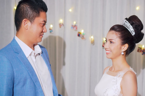 Chị gái mang nhẫn kim cương nửa tỷ đồng cầu hôn chồng sau 8 năm kết hôn