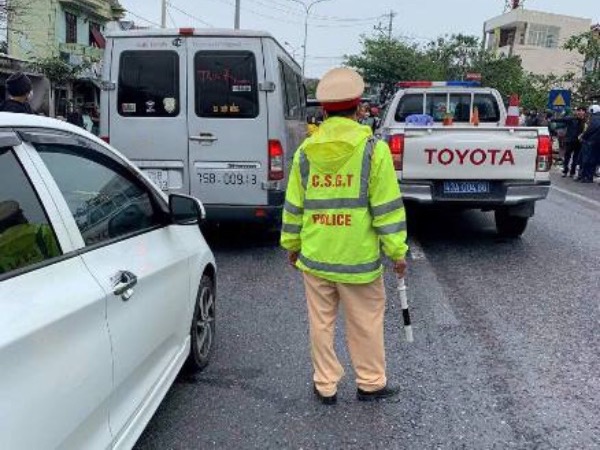 Ô tô hết hạn kiểm định chở khách lạng lách trên đường, tài xế cố thủ trên xe, chống đối CSGT