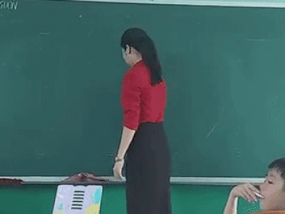 Nữ giáo viên vẽ vòng tròn không cần compa khiến netizen thế giới 'phát sốt'