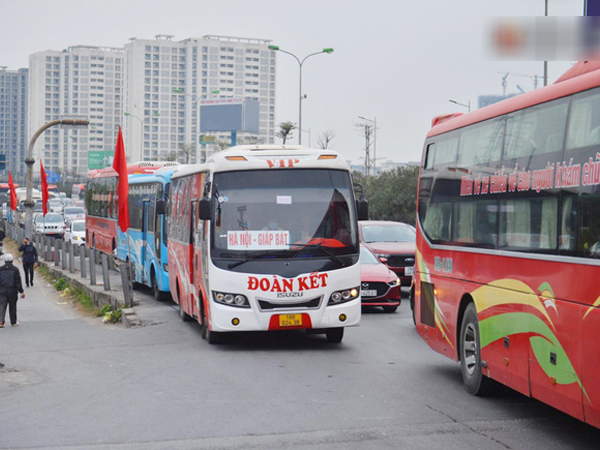 Chùm ảnh: Cửa ngõ ùn tắc kinh hoàng, các bến xe Hà Nội và TP.HCM chật cứng người dân quay trở lại sau kỳ nghỉ Tết Dương lịch