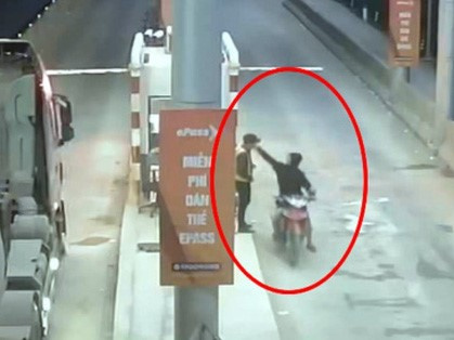 Nhân viên trạm thu phí BOT bị đâm trọng thương khi đang làm việc