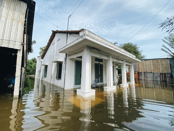 Sài Gòn không mưa, thành phố Thủ Đức vẫn ngập từ sáng đến trưa, dân bỏ nhà đi nơi khác