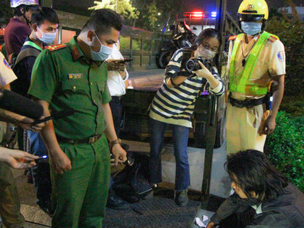 Buồn chuyện tình cảm, người đàn ông lao xe máy vào CSGT… tìm cái chết