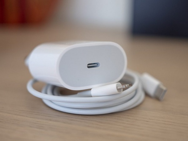 Cùng bỏ củ sạc bảo vệ môi trường giống Apple, nhưng Xiaomi mới là người làm đúng