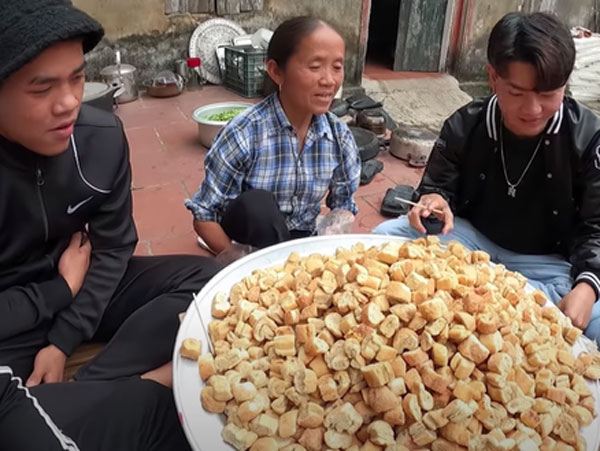 Món bánh mì ngào đường mới của bà Tân được nhận xét là  y hệt mẹt bún đậu thiếu mỗi chén mắm tôm, các cháu ăn ngon đến nỗi rụng cả tóc!