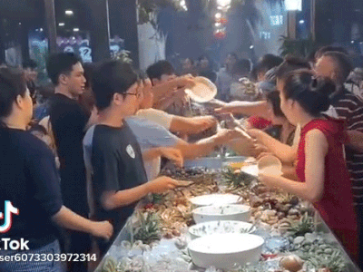 Sợ hãi trước cảnh giành giật nhau từng con tôm khi đi ăn buffet hải sản, ai nhìn vào cũng thấy ngao ngán