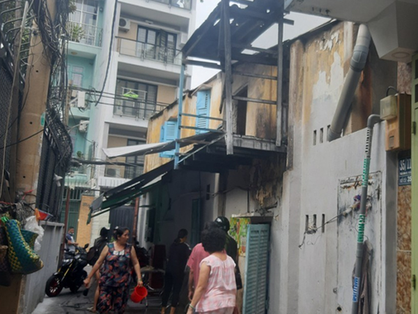 TP.HCM: Bình gas bị rò xì khiến căn nhà trong hẻm bốc cháy ngùn ngụt, 2 người bị bỏng