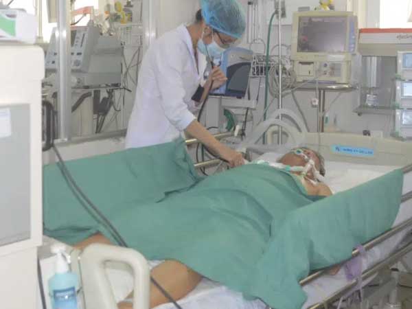 Bị cua kẹp nhưng tự ý đắp gừng trộn với mật ong, người đàn ông suýt chết: Bác sĩ cảnh báo các bà nội trợ