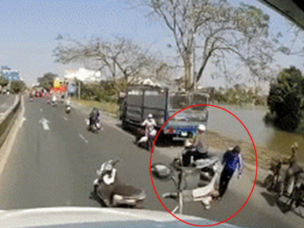 Clip: Nam thanh niên bất ngờ dừng xe, kéo xềnh xệch người đàn ông vào vệ đường, lật tẩy chiêu trò giả bại liệt ăn xin gây sốt CĐM