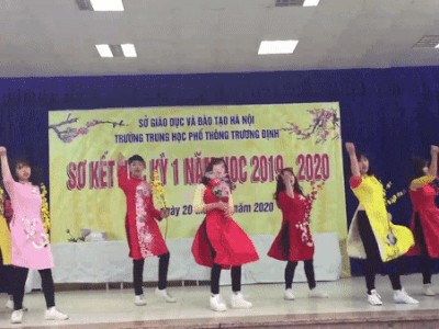 Đang diễn văn nghệ, nhóm học sinh chưng hửng vì nhạc tắt bất ngờ nhưng cách xử lý khôn khéo khiến dân mạng không ngớt lời khen