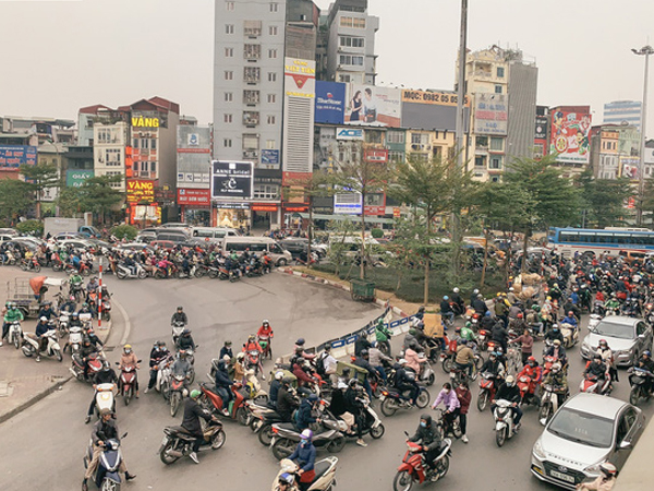 Ảnh: Cận cảnh dòng phương tiện đua nhau đi ngược chiều vượt "ngã tư đau khổ" bất chấp nguy hiểm