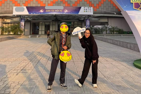 Khoảnh khắc khó đỡ: Nhật Lê tươi rói cầm biển 'Hải quay xe', dân tình đoán chắc đang cà khịa cả đôi Quang Hải - Huỳnh Anh?