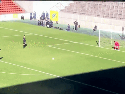Nhức mắt với pha lấy đà sút penalty 'cồng kềnh' của cầu thủ trẻ Nhật Bản