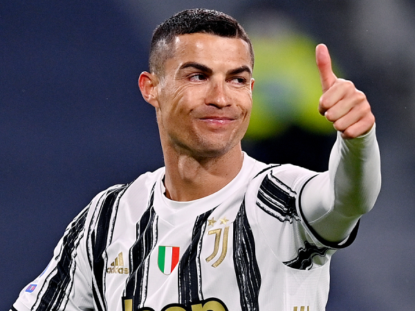 Ronaldo tiếp tục tàn phá kỷ lục khi vượt thành tích ghi bàn của Pele