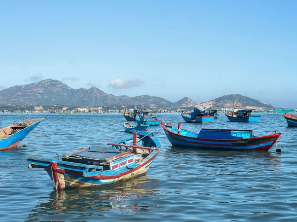 Tàu cá va vào đá ngầm, 4 ngư dân rơi xuống biển