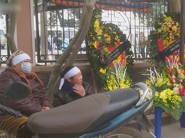 Vụ xe buýt tông kinh hoàng người đi bộ ở Hà Nội: Con trai đau đớn từ quê ra đón mẹ, cho biết cụ bà không phải là người bán hàng rong