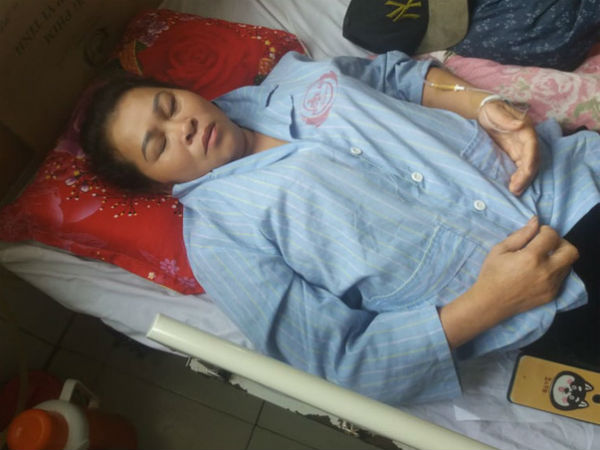Người phụ nữ tố cáo bị vợ chồng hàng xóm đánh chấn thương sọ não khi đang quét rác ở ngõ