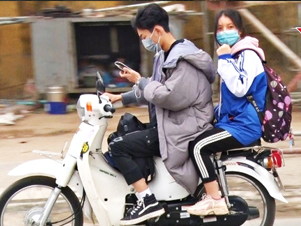 Video: Học sinh đầu không mũ BH, tay lướt điện thoại phóng xe vun vút đến trường