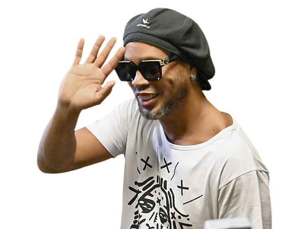 Ronadinho kiếm bộn tiền sau khi ra tù