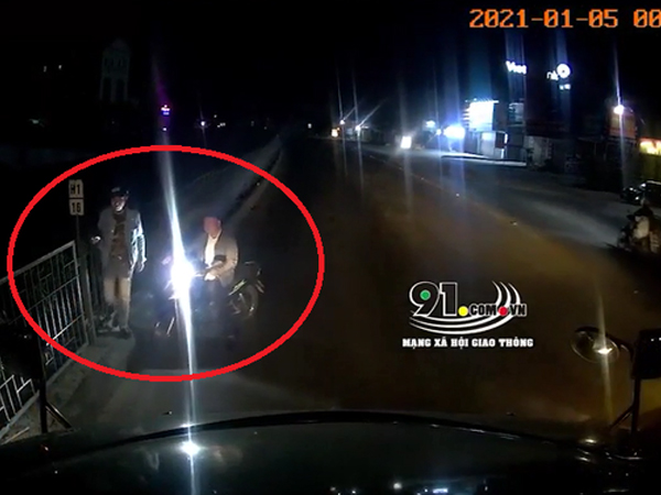 Video: 3 người đàn ông chặn đầu container khiến tài xế lo sợ, hành động sau đó khiến tất cả 'cười ra nước mắt'