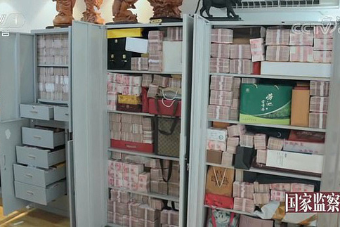 Choáng váng với 3 tấn tiền mặt 'chất như núi' trong nhà tham quan Trung Quốc bị lãnh án tử